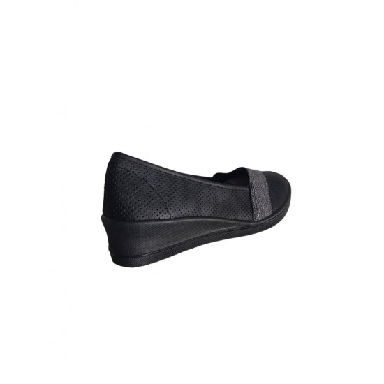 Ежедневни спортни обувки в черно на лека платформа  | Alba.bg