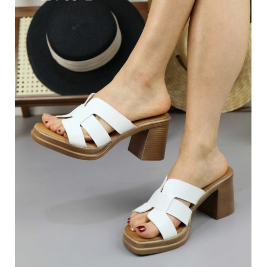 Дамски сандали в бял цвят с дебел среден ток  | Alba.bg