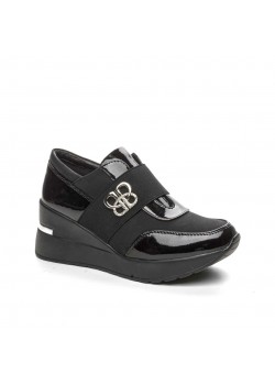 Дамски спортни обувки в черен цвят GG7