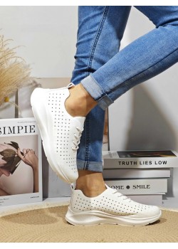 Дамски спортни обувки в бял цвят, на дупки FF344